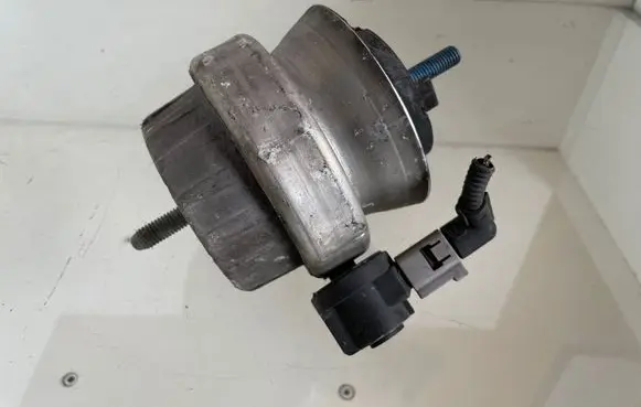Audi A6 S6 C6 4F Engine mount bracket 4F0199379L 1621400124
