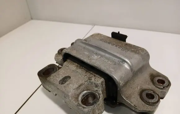 Volkswagen PASSAT B7 Engine mount bracket 1K0199555