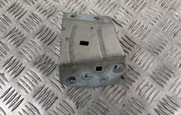 Maserati Quattroporte Fender mounting bracket