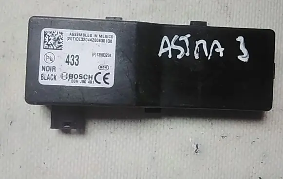 Opel Corsa E Door central lock control unit/module 13503204