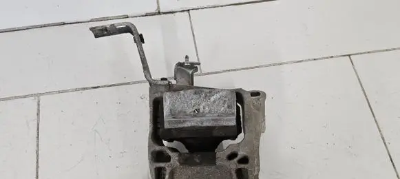 Mazda 3 III Engine mount bracket KE642