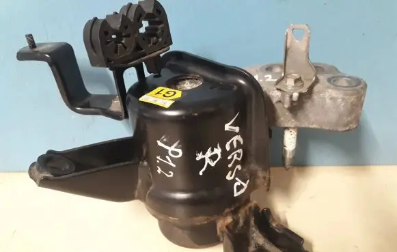 Toyota Verso Engine mount bracket