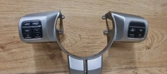 Steering wheel buttons/switches