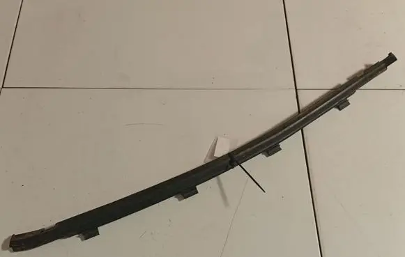 Volkswagen Polo IV 9N3 Front door glass trim molding 