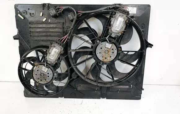 Radiator cooling fan shroud