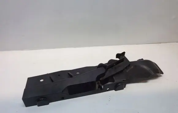 Ford C-MAX I Fender mounting bracket 3M51R02477AJ