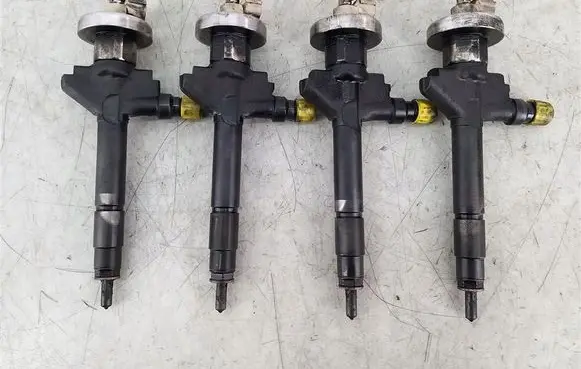Mazda 616 - 618 Fuel injectors set 