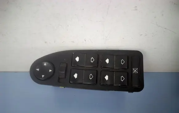 BMW 5 E39 Electric window control switch 61318368986 03725075