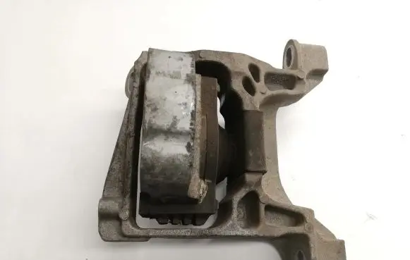 Mazda CX-5 Engine mount bracket