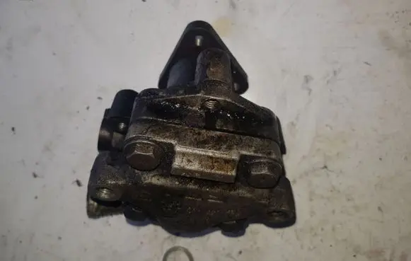 Volkswagen PASSAT B5.5 Power steering pump 7M0145157AA