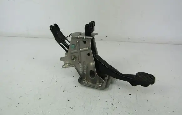 Volkswagen Golf IV Brake pedal 