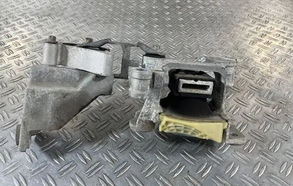 Engine mount bracket