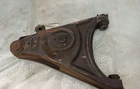 Mercedes-Benz 250 280 C CE W114 Front lower control arm/wishbone
