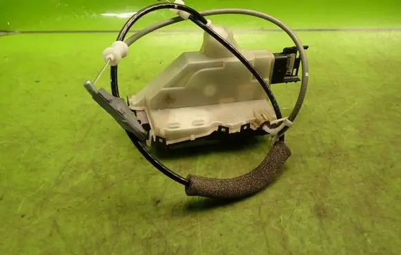 Peugeot 301 Front door lock 16943326
