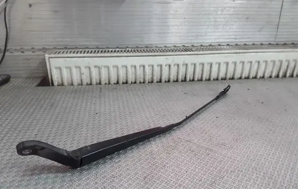 Front wiper blade arm