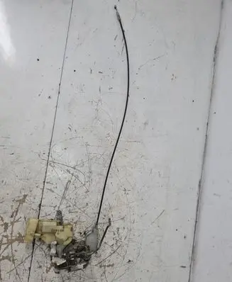 Toyota Yaris Front door lock 981225