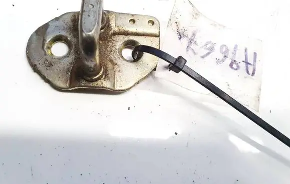 Toyota Corolla E120 E130 Front door lock loop/hook striker 26l