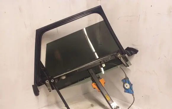 Rear door manual window regulator