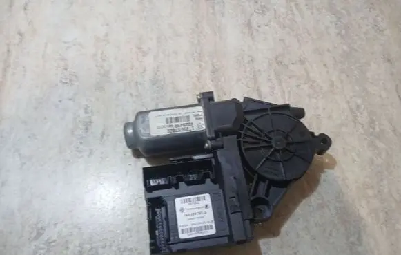 Volkswagen Touran I Front door window regulator motor 1T0959702B 400949A