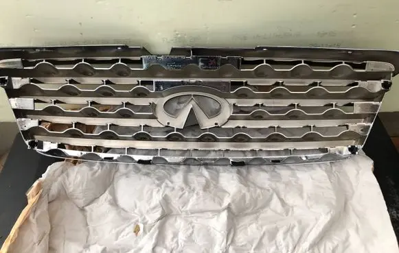 Infiniti FX Front bumper upper radiator grill 62310CG000