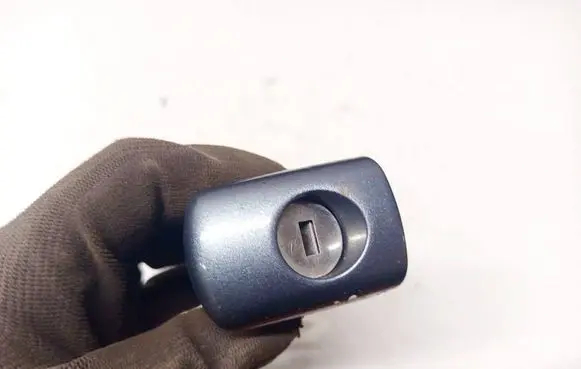 Peugeot 407 Front door lock (next to the handle) 