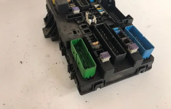 Opel Zafira B Fuse module 13220829