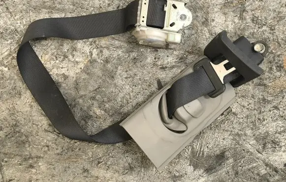 Middle seatbelt (rear)