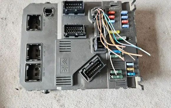 Peugeot 206 Fuse module 9653667780 BSMEC300