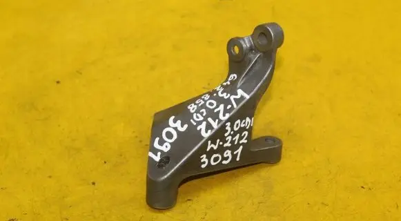 Mercedes-Benz E W212 Engine mount bracket A6420961145