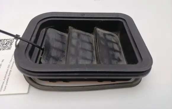 Quarter panel pressure vent