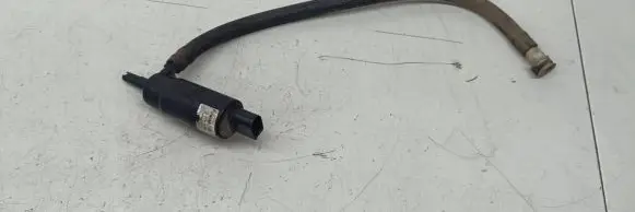 Volkswagen PASSAT B5 Windscreen/windshield washer pump 3B0955681A 001017