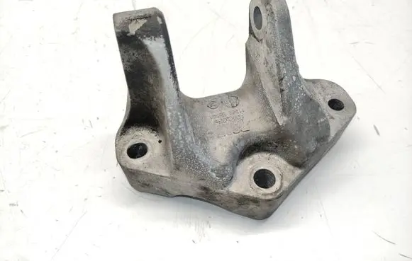 Engine mounting bracket