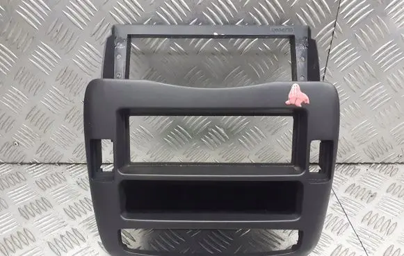 Hyundai Trajet Radio/GPS head unit trim 847413A030