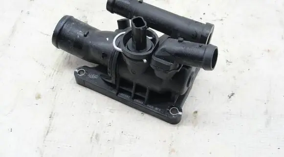 Renault Clio V Thermostat housing brak