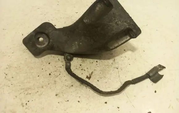 BMW 5 E60 E61 Engine mounting bracket 677705601