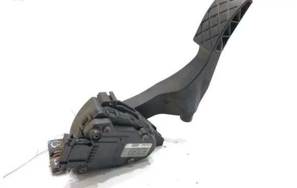 Accelerator throttle pedal