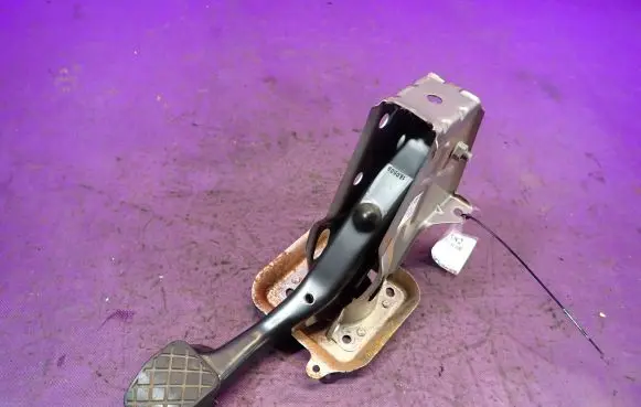 Skoda Octavia Mk2 (1Z) Brake pedal 1K1721057AL
