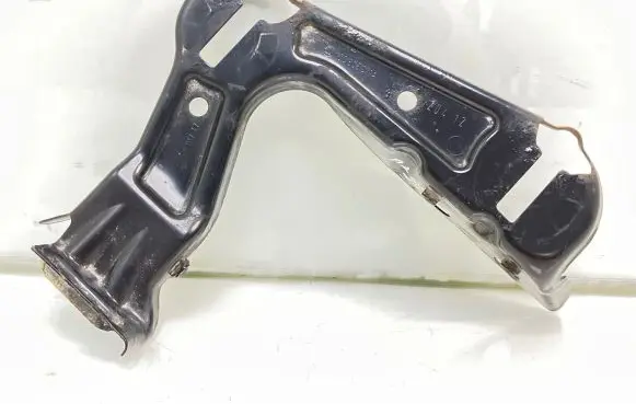 Skoda Octavia Mk2 (1Z) Headlight/headlamp mounting bracket 1Z0805071A