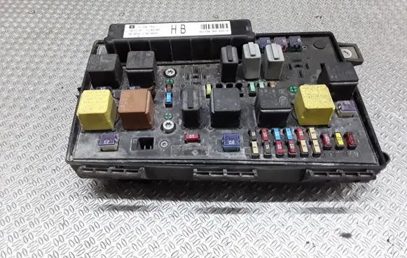 Opel Zafira B Fuse module 13206754