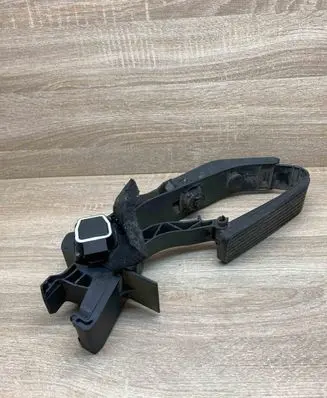 Mercedes-Benz E W211 Accelerator throttle pedal A2113000404 A2113010001