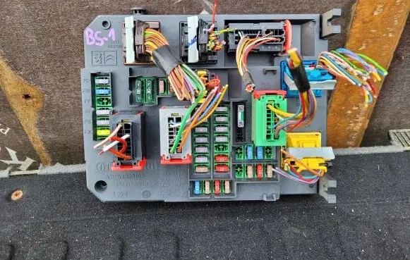 Citroen C4 II Fuse module 9665547480