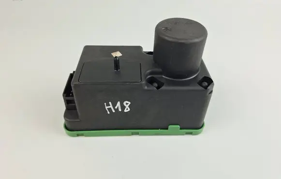 Volkswagen PASSAT B5 Central locking vacuum pump 3A0962257