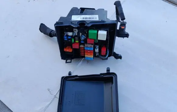 Opel Grandland X Fuse box cover 9678633380