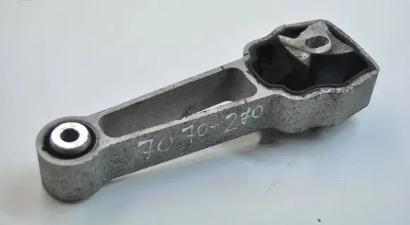Volvo XC60 Engine mount bracket