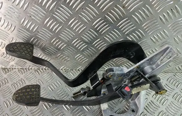 BMW X3 E83 Pedal assembly 3414589
