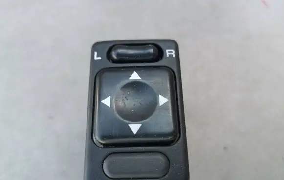 Subaru Impreza II Wing mirror switch