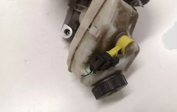 Opel Astra J Brake booster 13338058