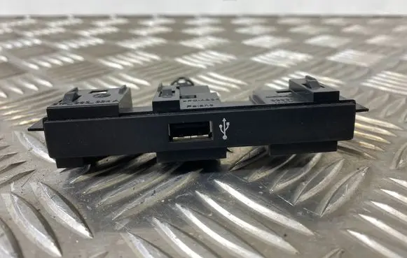 Volkswagen Touran III USB socket connector 5TA863324A 5Q0035726J