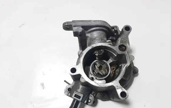 Volkswagen Golf VI Vacuum pump 06J145100C