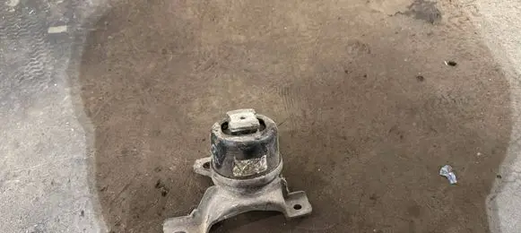 Volvo V70 Engine mount bracket 31330135